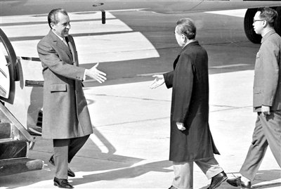 Nixon of the president before the United States (Zun Tu is left) , old Bush (right drawing right) with small Bush it is " the old friend of Chinese people " . 
