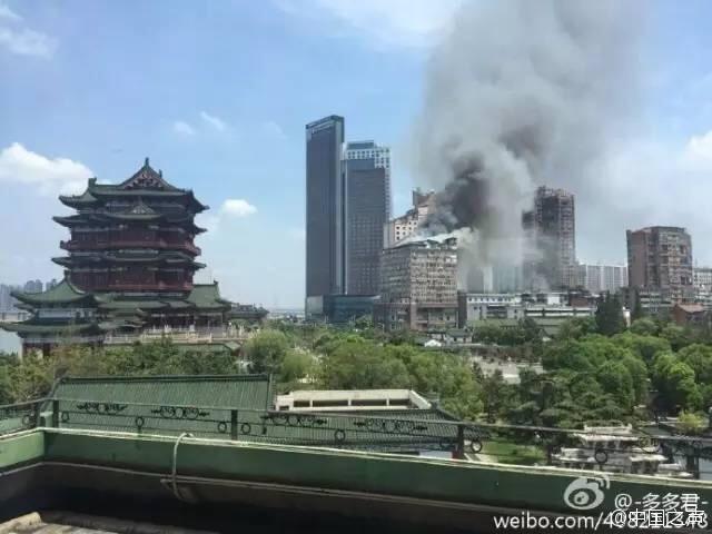 江西南昌一高楼顶楼起火 暂无人员伤亡