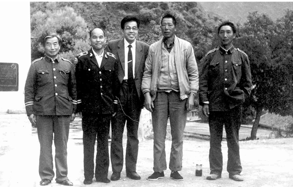 ▲1992年徐洪慈(中间)与故人重逢(右二为李光荣)。 ▲1992年徐洪慈(中间)与故人重逢(右二为李光荣)。