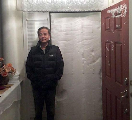美国暴雪致新泽西一夫妇家门被堵无法出门。