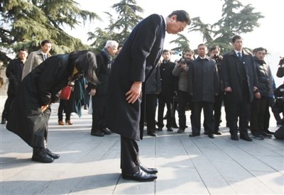 日前首相鸠山参观大屠杀纪念馆 询问屠杀原因