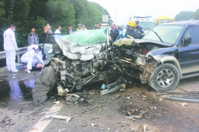 四川越野车逆行撞车致2人死亡后离开现场(图)