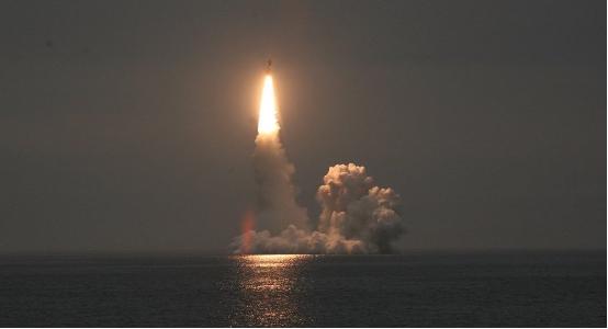 俄罗斯在北极巴伦支海域进行洲际导弹连射试验