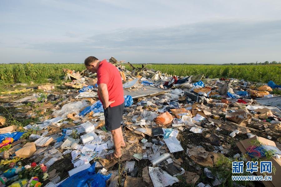 mh17空难遇难者遗体开始运出空难现场