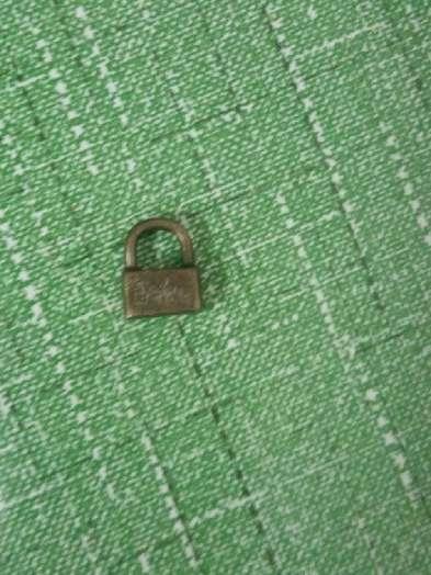 熊孩子喂2个月大弟弟吃平安锁 锁在体内呆了5天