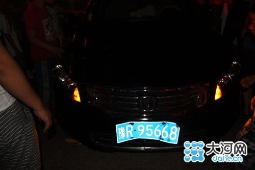 高清图—济源市宣化街西关小学门口 女司机撞倒学生轿车被掀翻