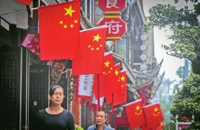 9月29日，成都文殊坊沿街挂满了五星红旗喜迎国庆。雷远东摄src=