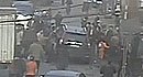 Праћење деце фотографисања заједно пролазника притисак испод аутомобила спасавања подизање аутомобила