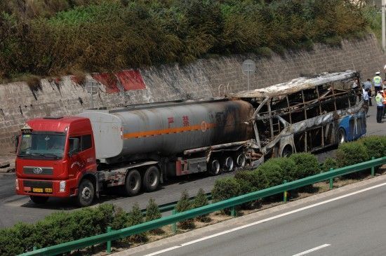 陕西延安交通事故目击：客车被烧得仅剩框架