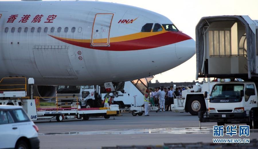 香港市民带鲜花欢迎首7名保钓人士顺利返