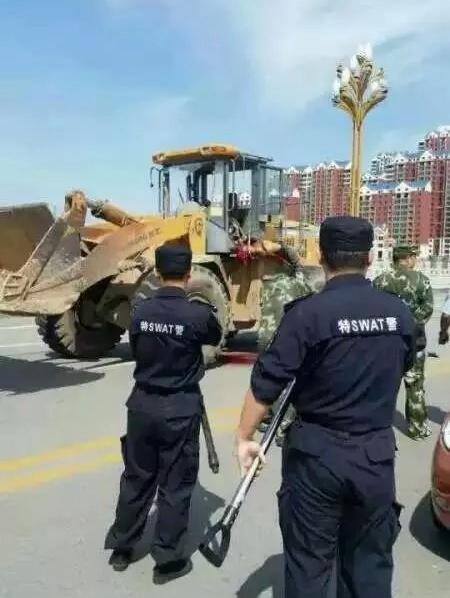 男子驾装载机闹市撞翻警车碾死行人 被警察击毙