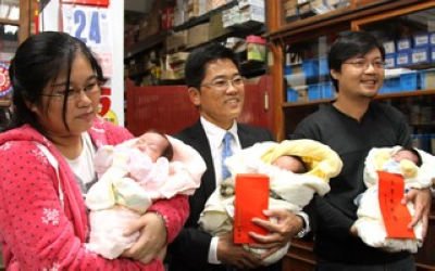 台东一夫妇生下三胞胎 鼓励生育县长亲送红包