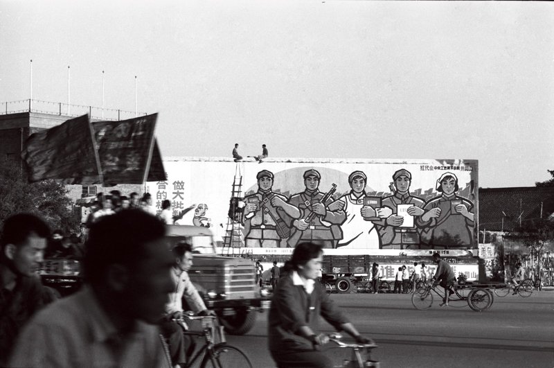 1967年,中央工艺美术学院的学生在历史博物馆门口张贴的巨幅宣传画。 1967年,中央工艺美术学院的学生在历史博物馆门口张贴的巨幅宣传画。