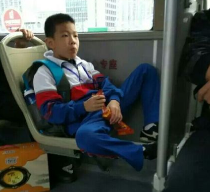 新闻哥吐槽：老婆孩子热炕头不珍惜，贱！