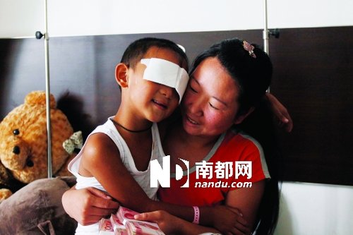 <p> 昨天,在山西省眼科医院,被挖双眼男童斌斌,继续在医院接受治疗,心情平缓。许多爱心人士纷纷前来探望,并留下了大量捐款。IC供图</p>