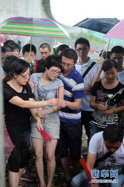 组图:温州动车事故遇难者头七 家属现场祭奠