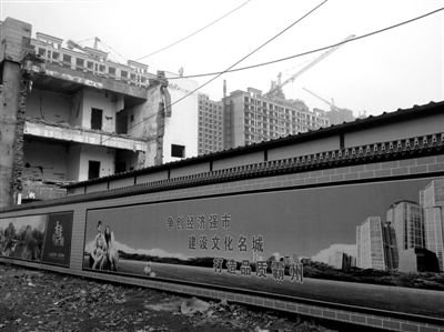 2月26日，河北霸州市，开发中的书香苑小区，一边是正在拆的旧楼，一边是建设中的新楼。新京报记者 李超 摄