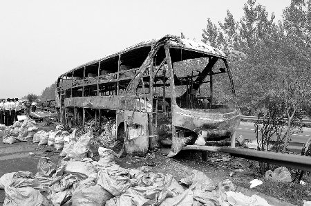 长途客车凌晨失火 41名遇难者尸体被烧至炭化