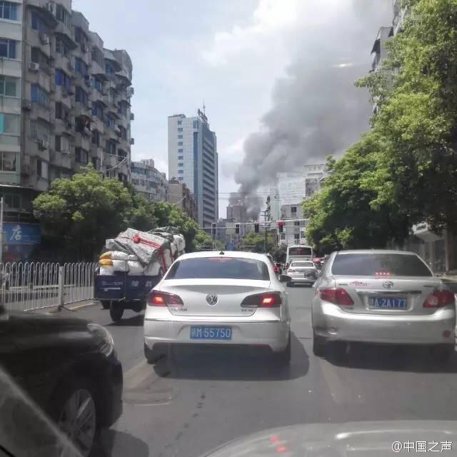 江西南昌一高楼顶楼起火 暂无人员伤亡