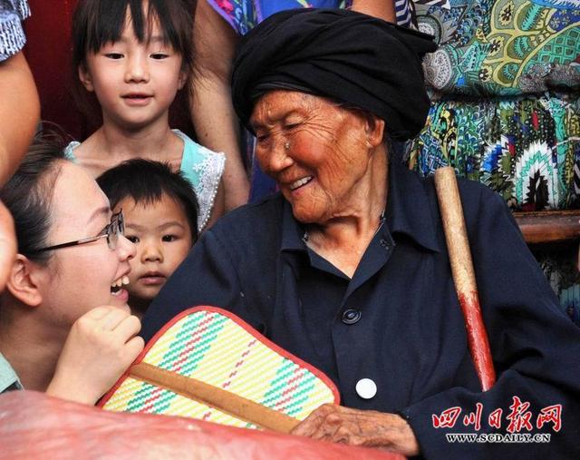 午阅：四川最长寿老人将满118岁 每顿必吃回锅肉