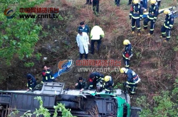 山东平邑一辆载20余人客车侧翻坠沟 致多人受伤