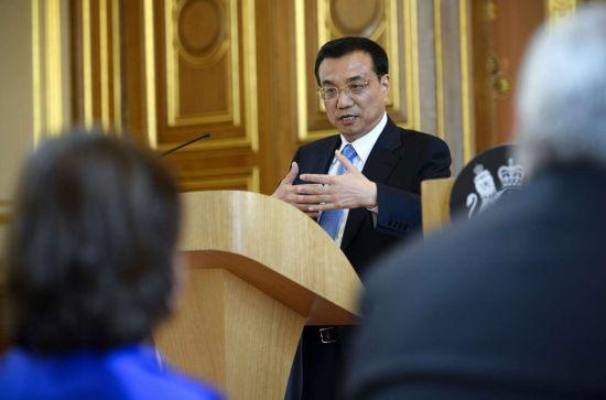 17日，李克强总理与英国首相卡梅伦共见记者。