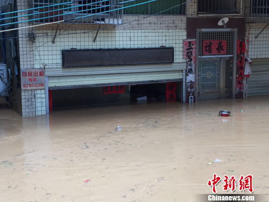 暴雨袭广东龙川县 城区多处被淹2万多人受灾