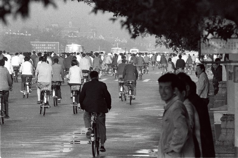 1967年,长安街上市民早晨上班的车流。 1967年,长安街上市民早晨上班的车流。