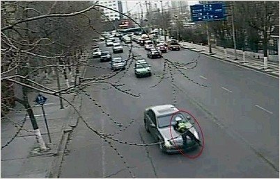 凯迪拉克轿车将交警顶在引擎盖上狂奔1公里(图)