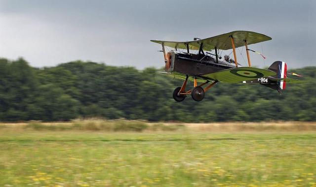 组图:一战时期英国老飞机再次参加飞行表演