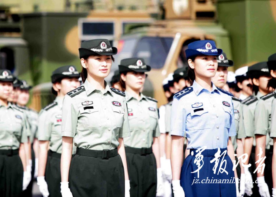 两名女预备役曾在09年国庆阅兵中担任女民兵方队领队