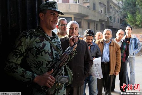 资料图：当地时间12月15日早8时，埃及对总统穆尔西支持的新宪法草案进行第一阶段公投。这个阶段的投票在开罗、亚历山德里亚及埃及其他8个省份进行，其余的省份将在一周后才进行投票。