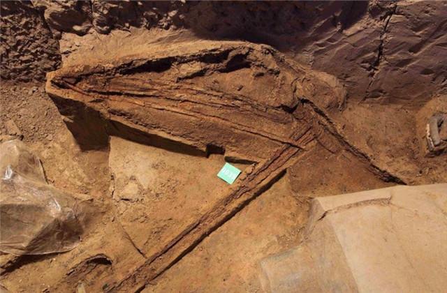 兵马俑考古首次发现完整秦代弓弩 弓弦清晰可见