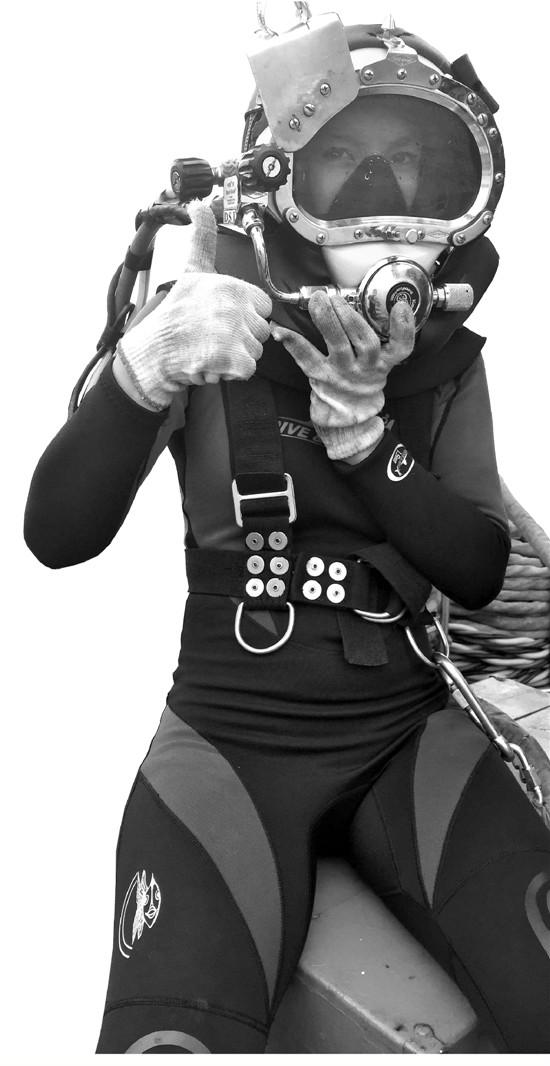 38岁温州妈妈热心为公益 成为国内首位女性工程潜水员