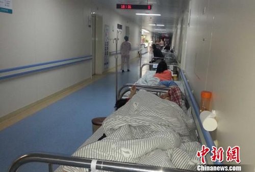 河南省肿瘤医院普通病房外的走廊加满床，但收费标准不一。 齐永 摄