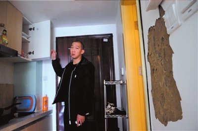 女士新入住精装房漏水 开发商只修拒赔(图)