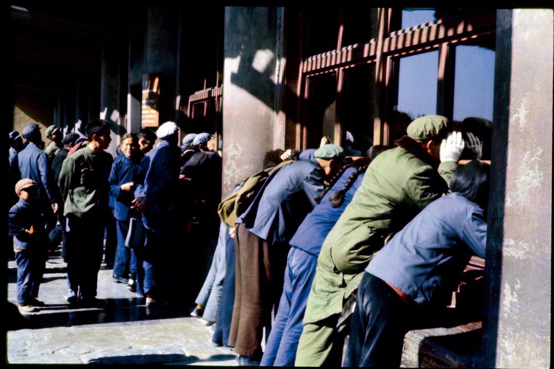 1971年,故宫重新对外开放,围观的市民。 1971年,故宫重新对外开放,围观的市民。