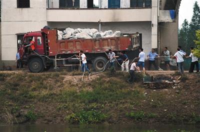 湖南抗洪惊险一幕：卡车载石堵溃口 司机跳车