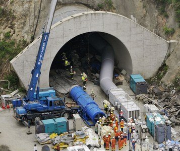 日本新泻隧道爆炸事故救援工作进展缓慢(图)