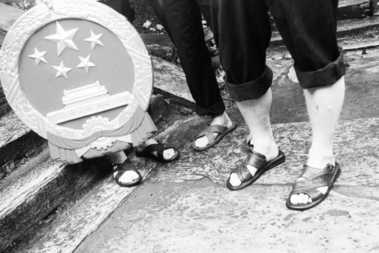北京房山法官抱国徽淌水进村审案 缝纫机当法台