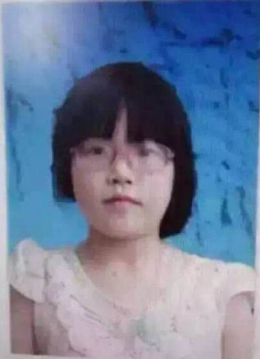 杀害女童凶手被抓指认现场 上千民众喊打(图)