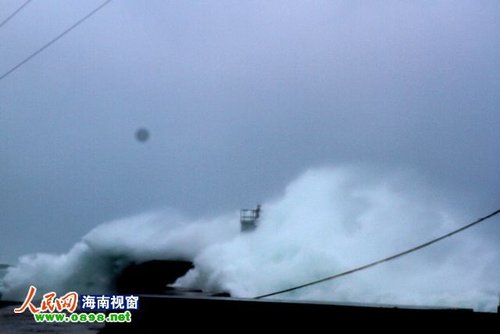 台风百合袭三沙 永兴岛码头掀起10米大浪(图)