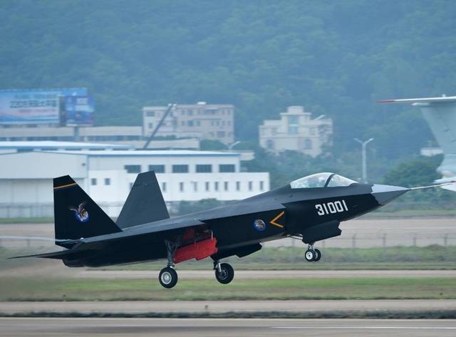 专家:中国发展垂降型歼31有难题 勿轻易蹚浑水