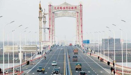 安徽蚌埠耗资7亿大桥脱皮 回应称洋材料水土不服