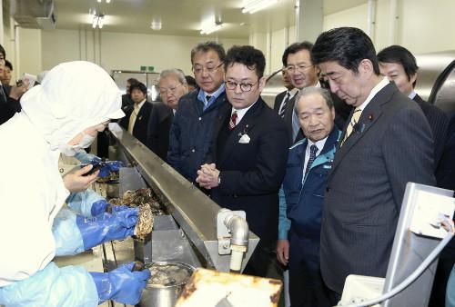 安倍视察灾区。