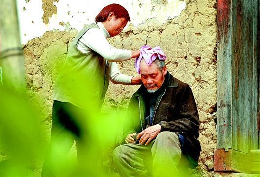 70岁夫妇照顾残疾兄长40年 践行对母亲承诺(图