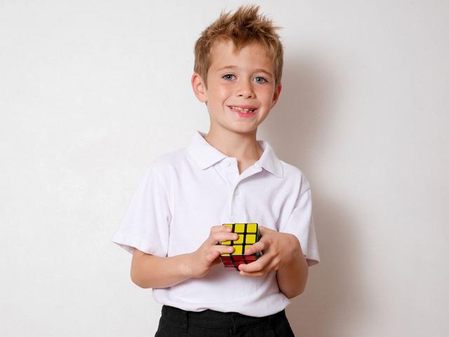 英国7岁神童49.4秒速解魔方成网络红人(图)