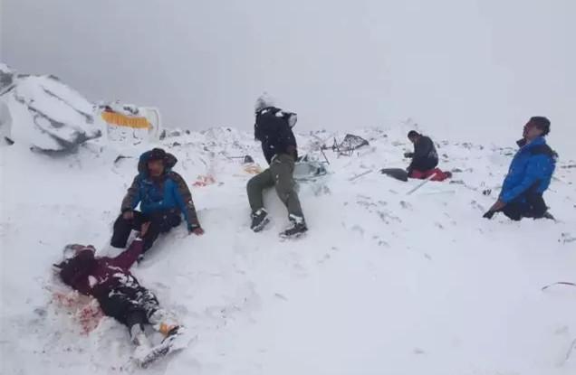 中国登山协会调派直升机营救珠峰受伤女队员