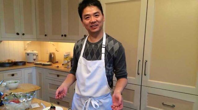 刘强东化身暖男大厨 双十一玩直播做菜
