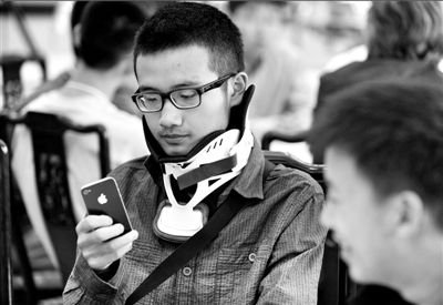 On July 10, a wounded Chinese student is stationed in the be a guest inside official mansions of consul general of American san Francisco in China. Hair of Xinhua News Agency